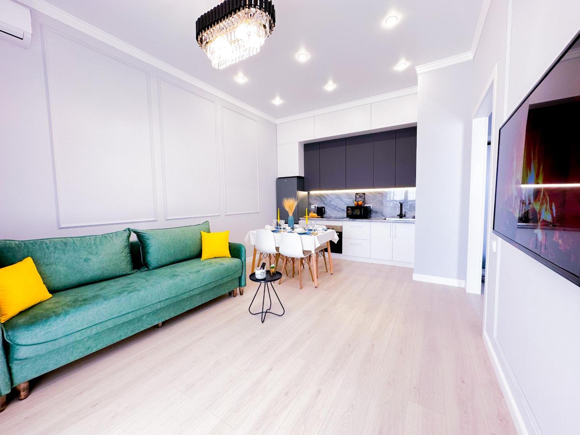 2 Bedroom New Luxe центр города рядом с шатыр кардиохирургия Apartment